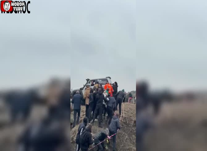 Video :4x4 narrowly misses crushing crowd during off-road race